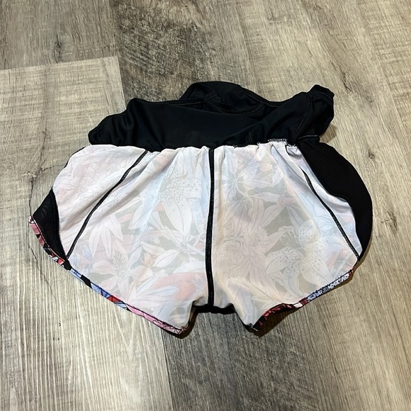 Lululemon Hotty Hot Lush Lillies Multi Black size 2 - Picture 8 of 11
